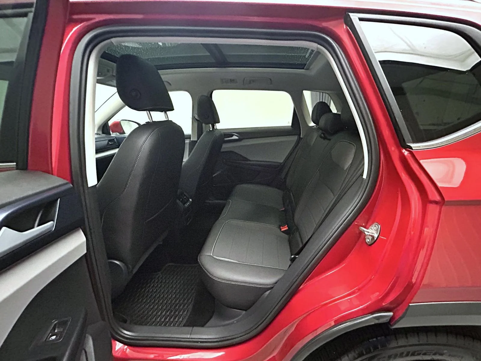 Used 2024 Red Volkswagen 1.5T SE image 19