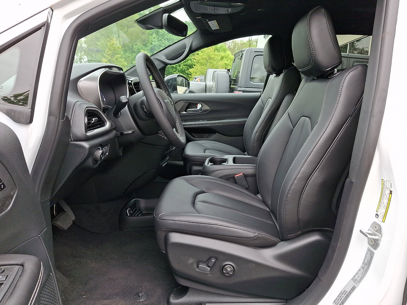 New 2026 Bright White Clear-Coat Exterior Paint Chrysler Select image 9