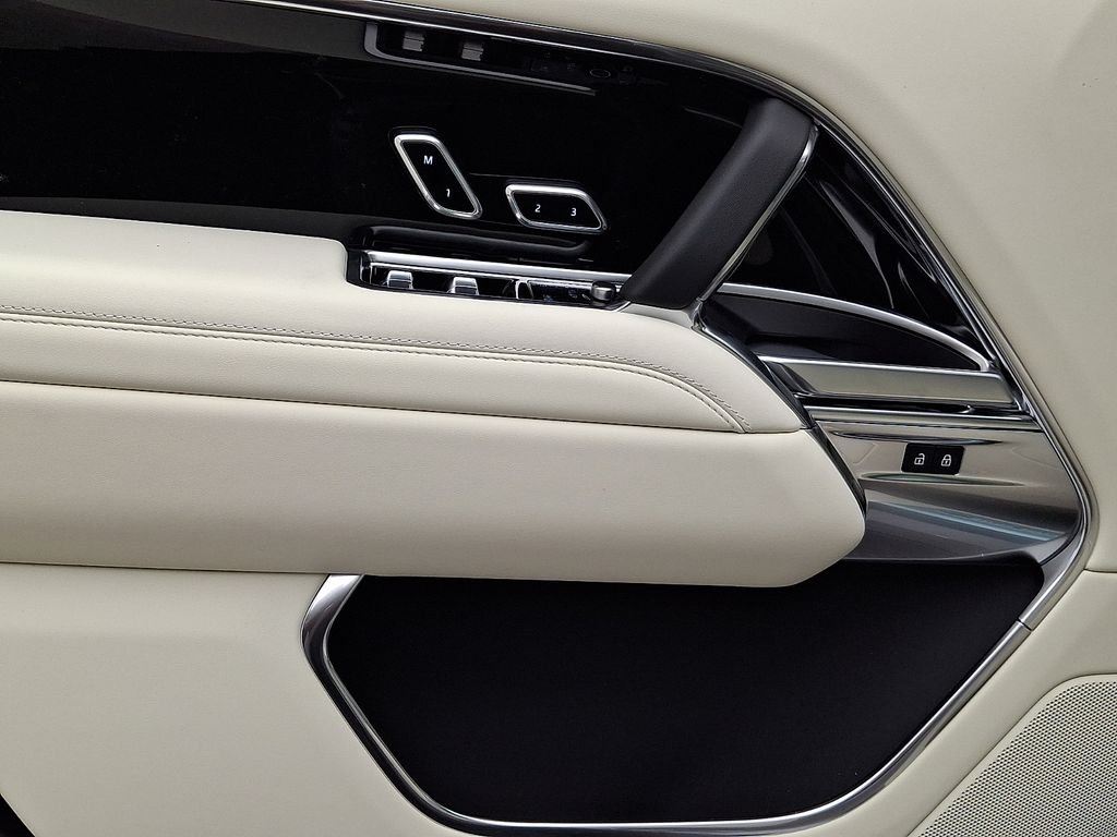 New 2026 Eiger Grey Land Rover SE image 9