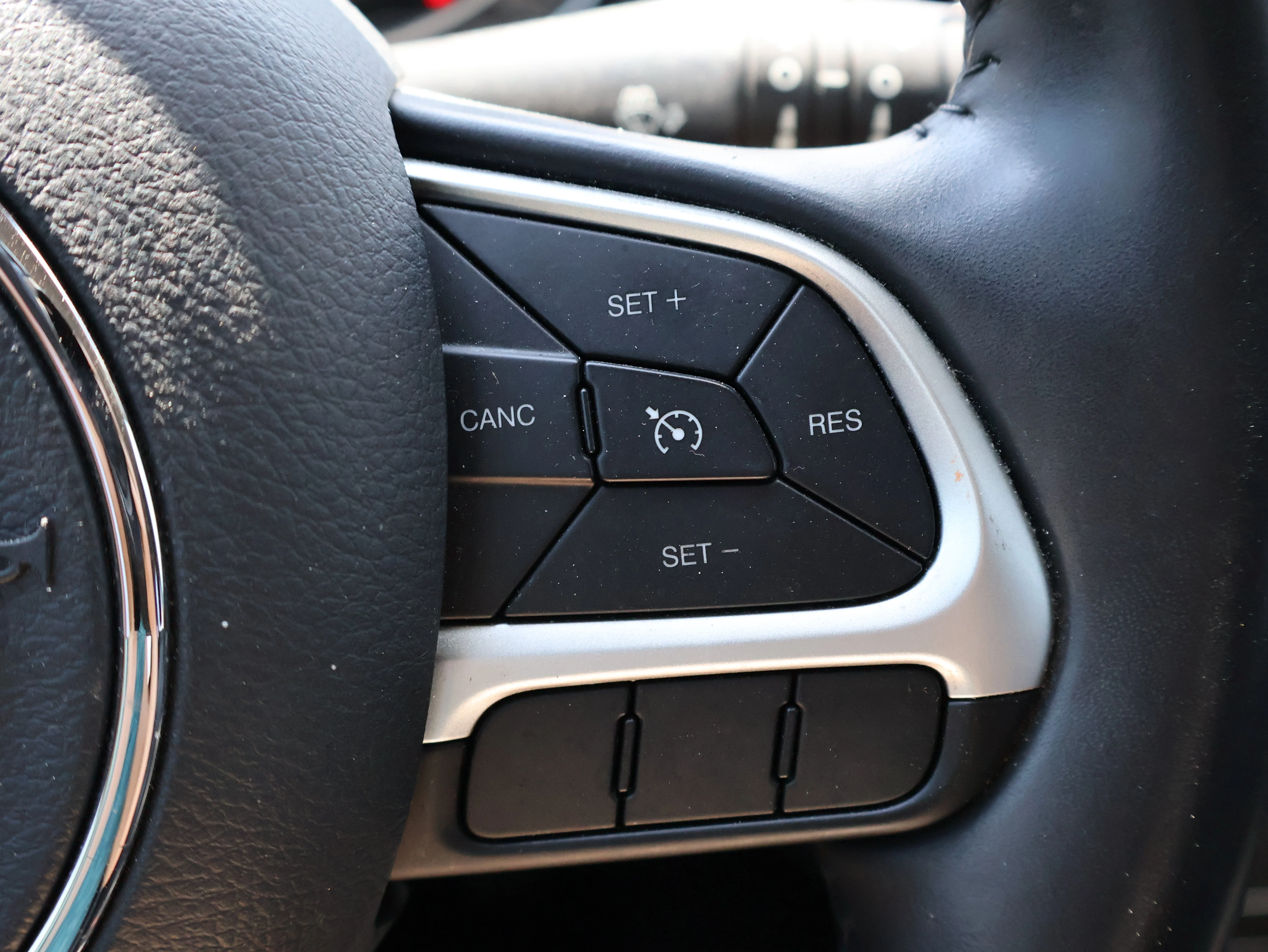 Used 2018 Granite Crystal Metallic Clearcoat Jeep Altitude image 32