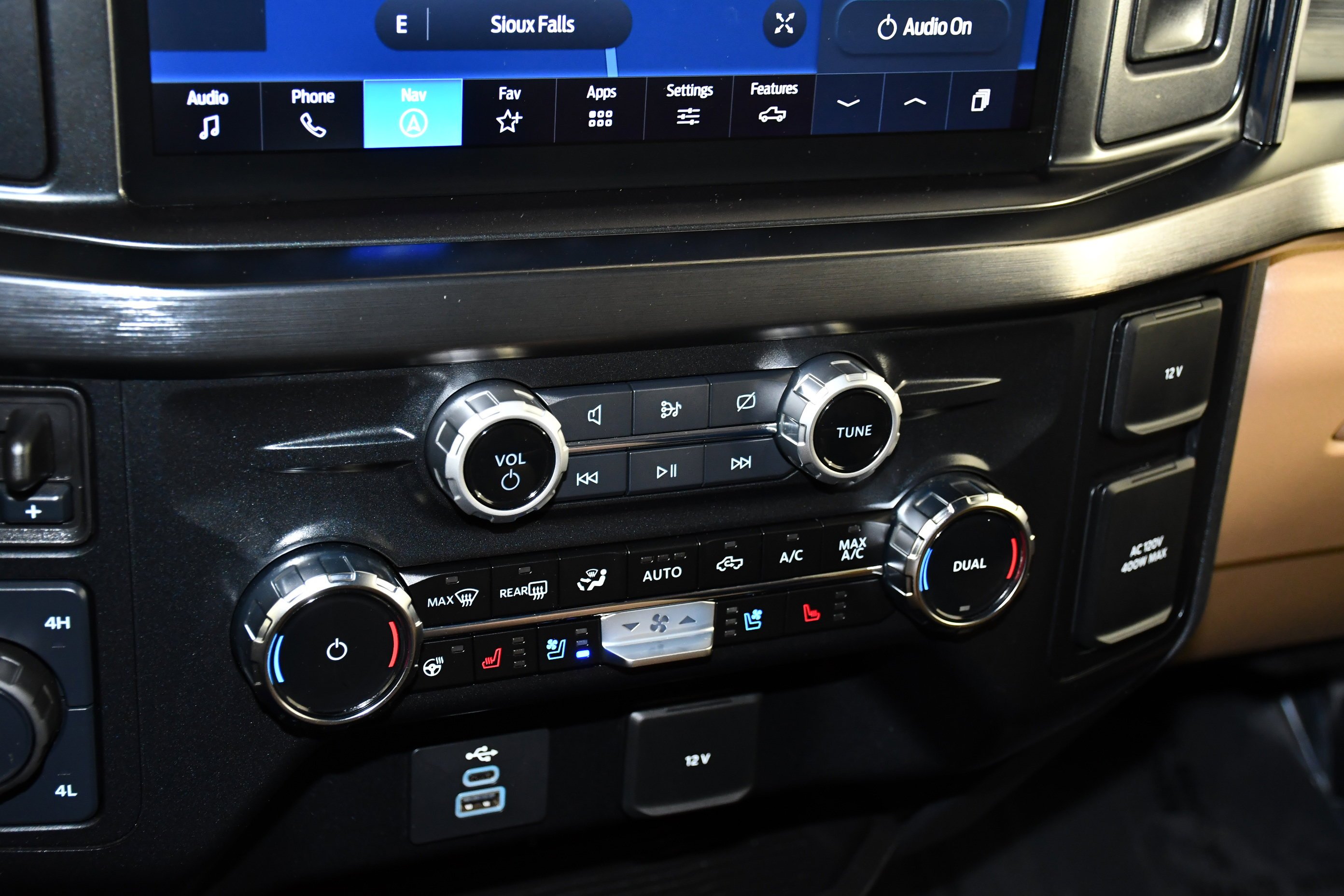 Used 2024 Gray Metallic Ford LARIAT image 37
