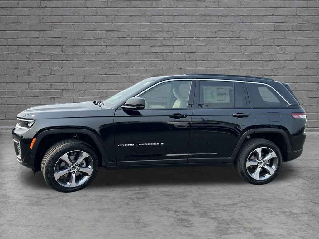New 2026 Diamond Black Crystal Pearlcoat Jeep Limited image 4