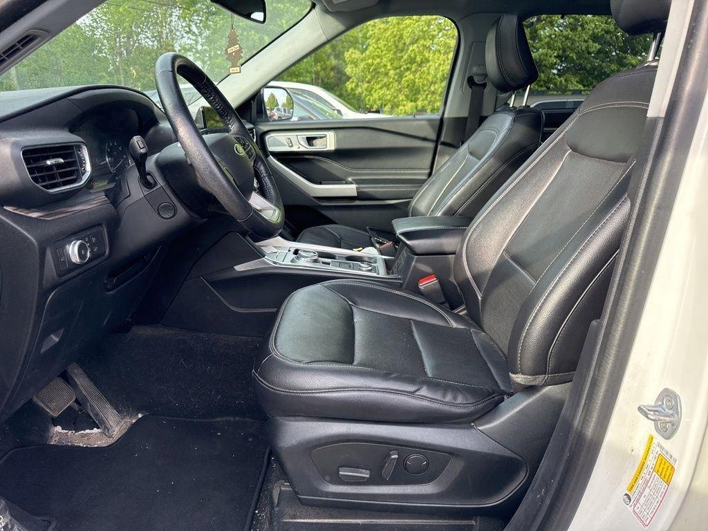 Used 2022 White Metallic Ford Limited image 3