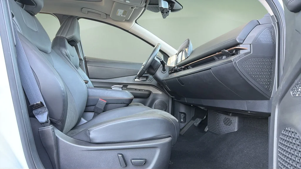 Used 2023 Everest White Pearl Tricoat Black Diamond Pearl Nissan Premiere image 11