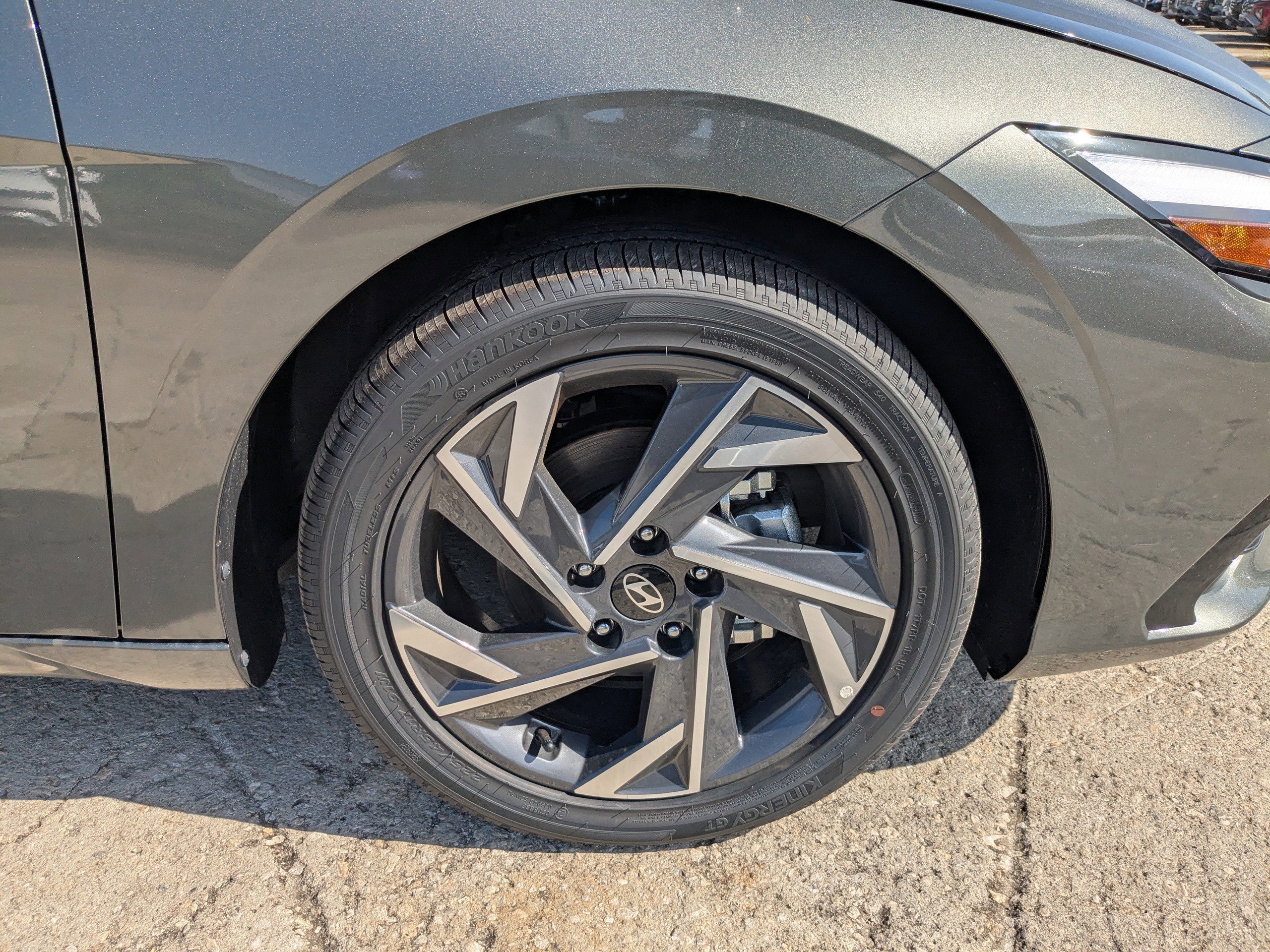 2025 Hyundai Elantra Limited - Photo 9