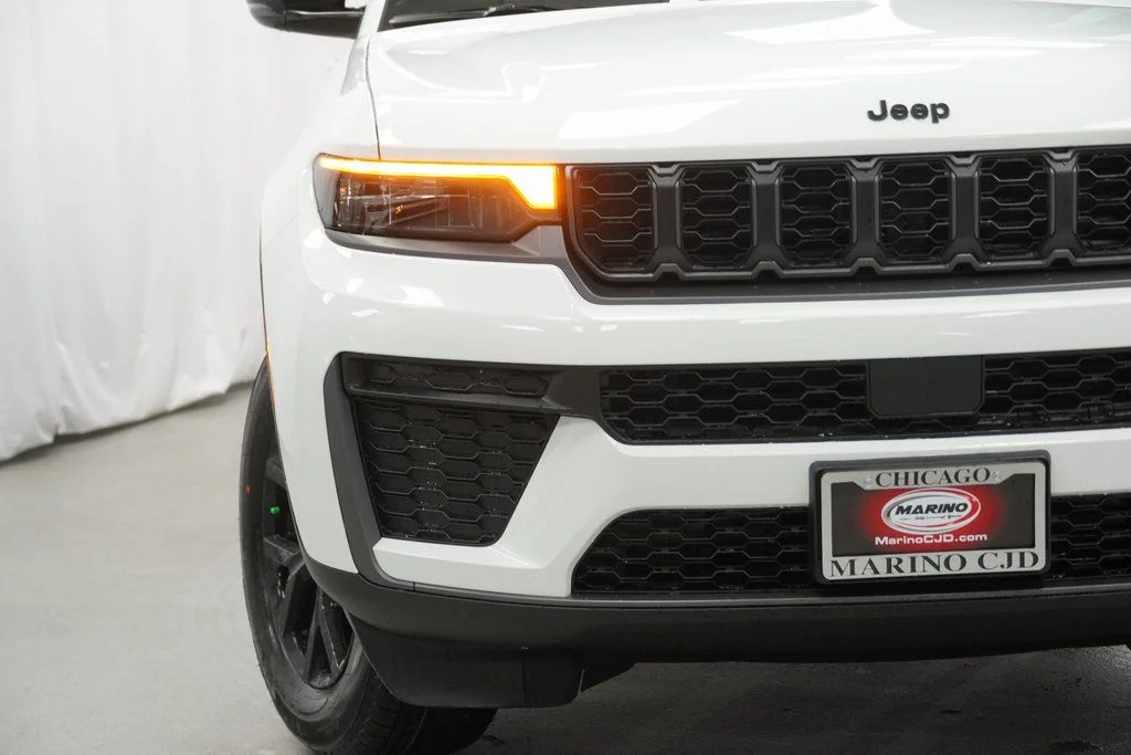 New 2026 Bright White Clear-Coat Exterior Paint Jeep Laredo Altitude image 6