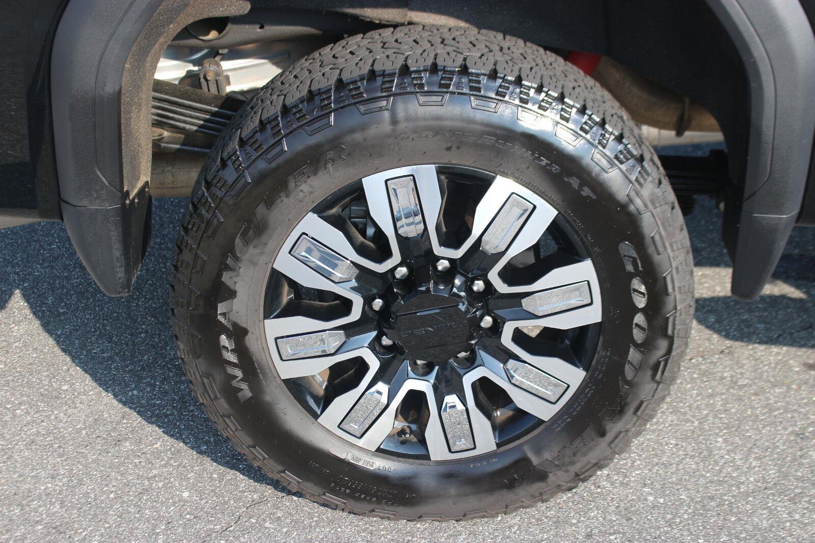 Used 2025 Onyx Black GMC Denali image 37