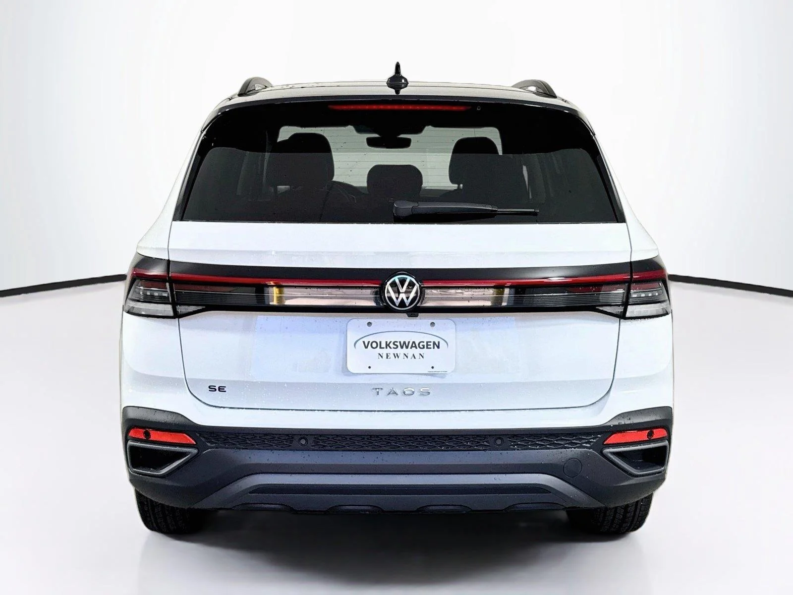 New 2027 Pure White w/Deep Black Roof Volkswagen SE Black image 5