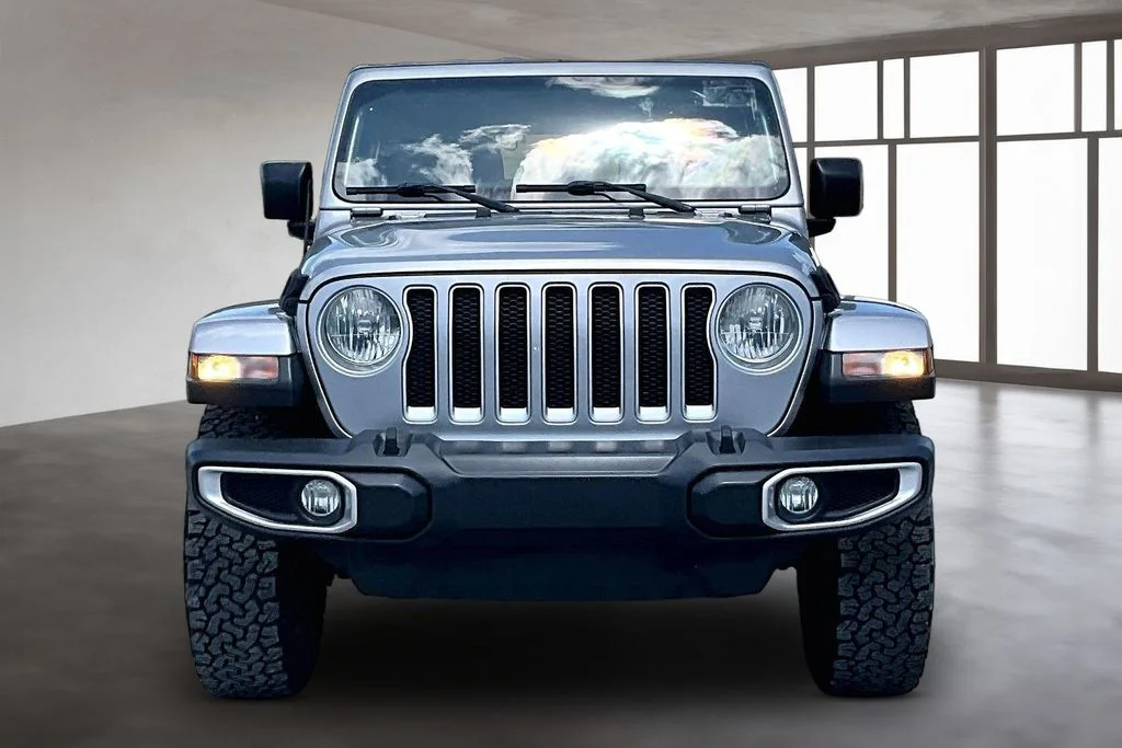 Used 2019 Silver Jeep Unlimited Sahara image 2