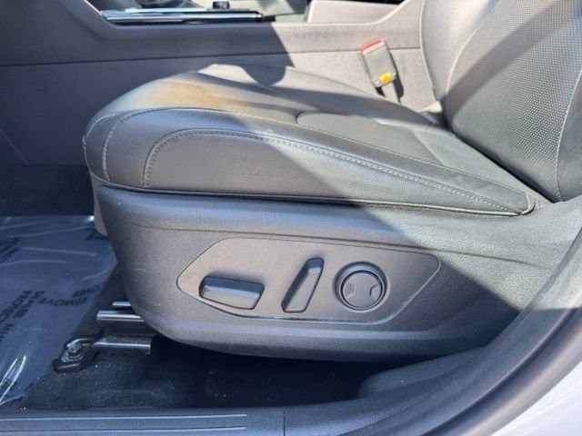 Used 2023 White Kia EX image 19