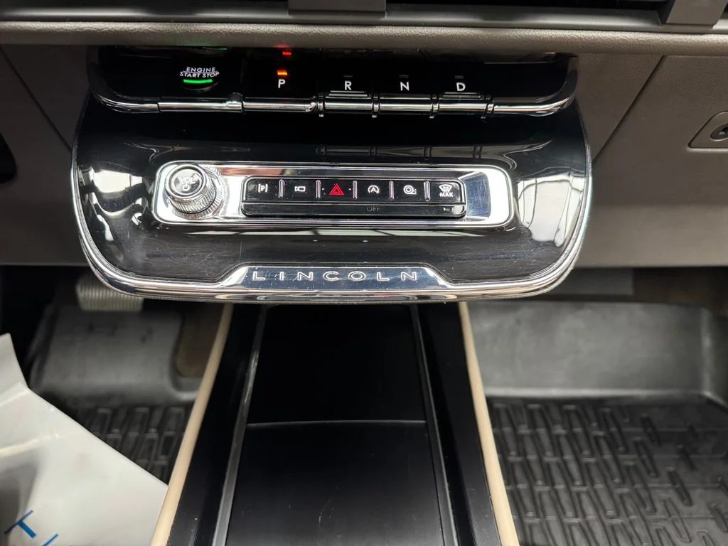 Used 2023 Pearl Metallic Lincoln Standard image 17