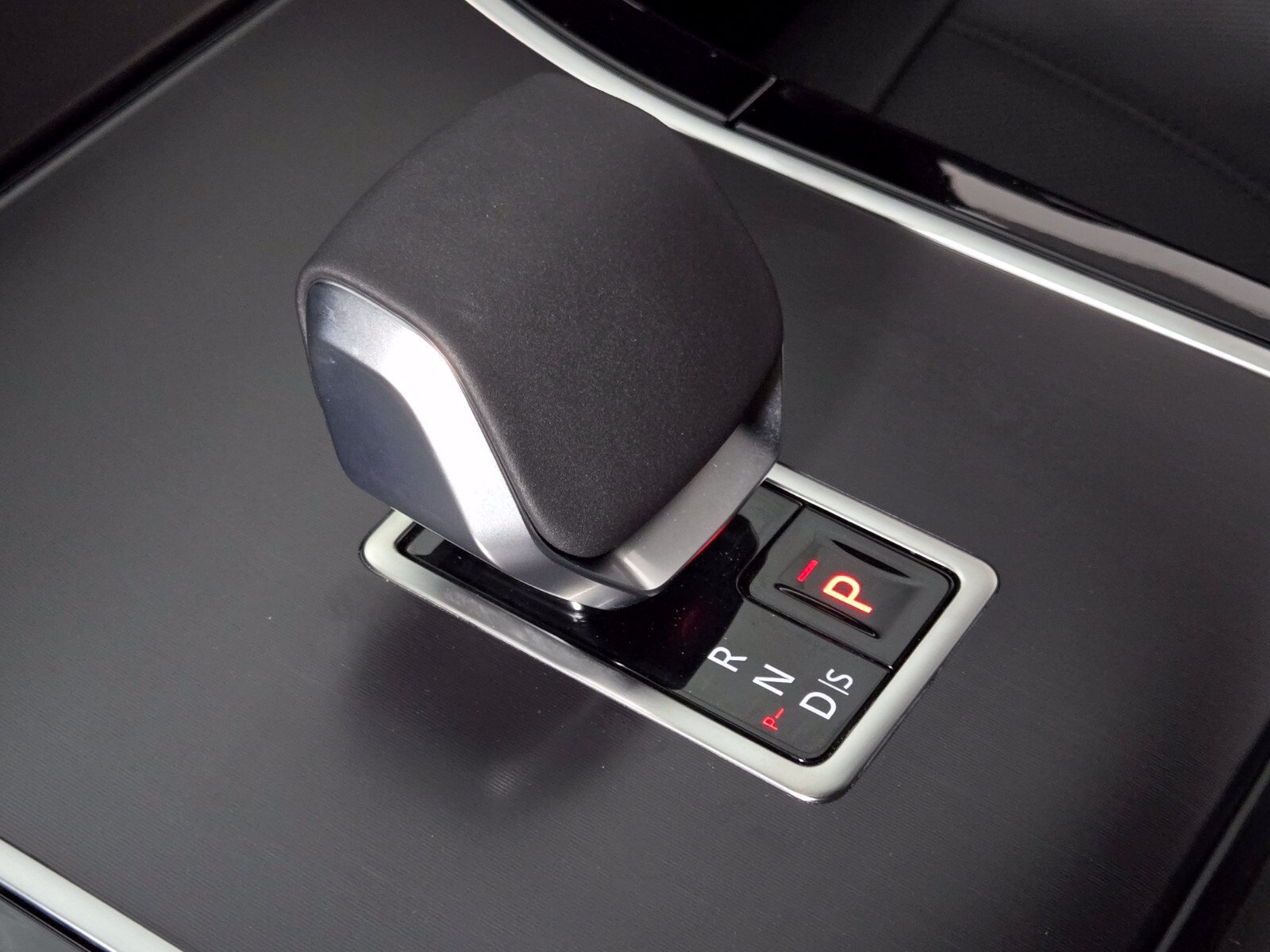 New 2026 Arroios Grey Land Rover Hoxton image 31