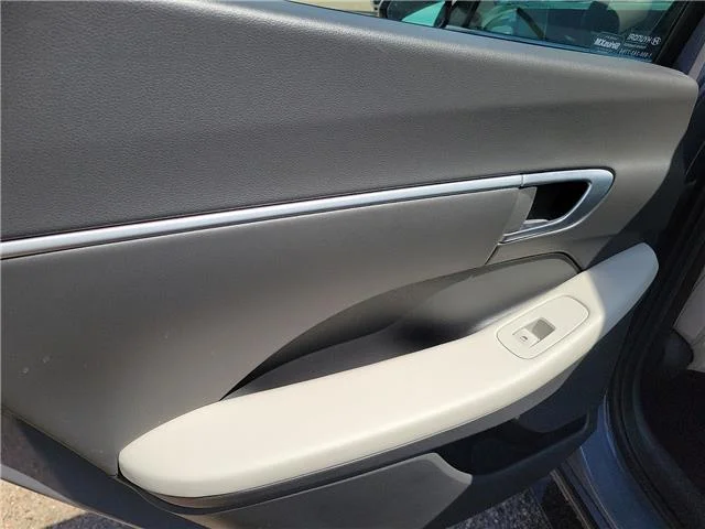 Used 2025 Aero Silver Hyundai SEL Front-Wheel Drive image 10