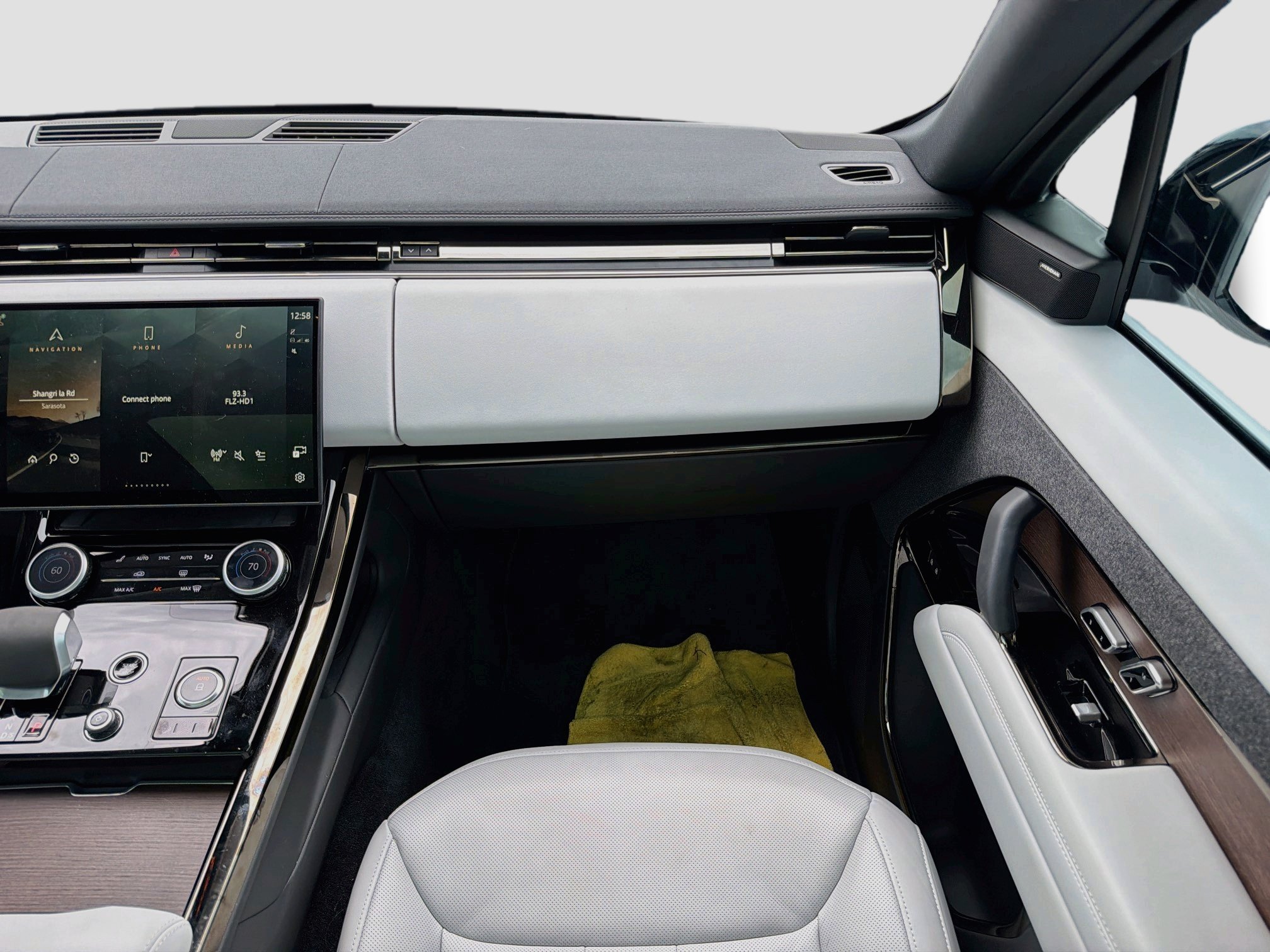 Used 2023 White Land Rover SE image 19