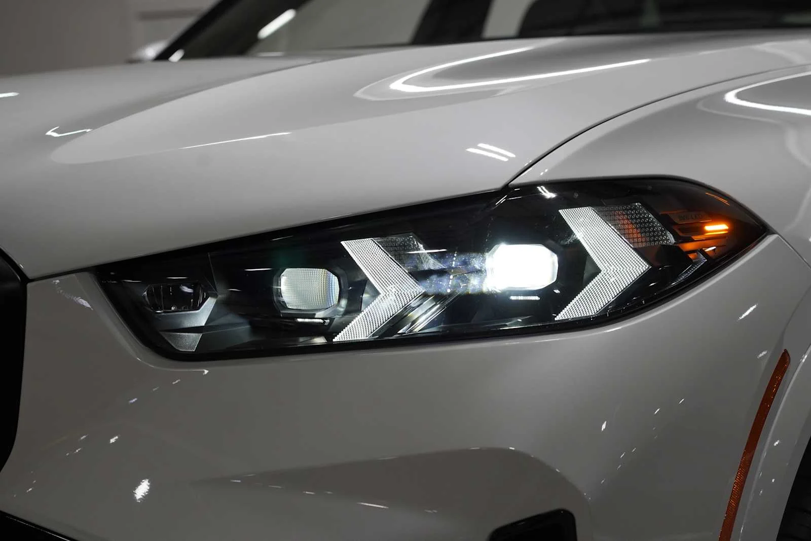 New 2026 Mineral White Metallic BMW xDrive40i image 6