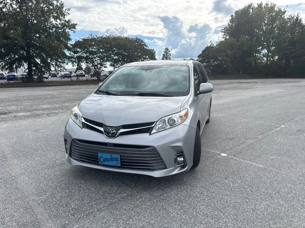 Used 2018 Silver Toyota XLE Premium image 2