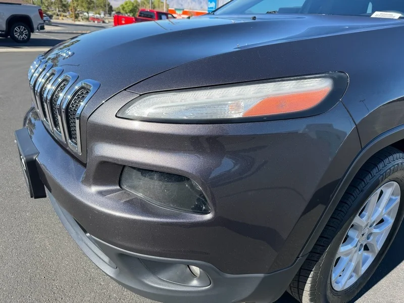 Used 2017 Granite Crystal M Jeep Latitude image 27