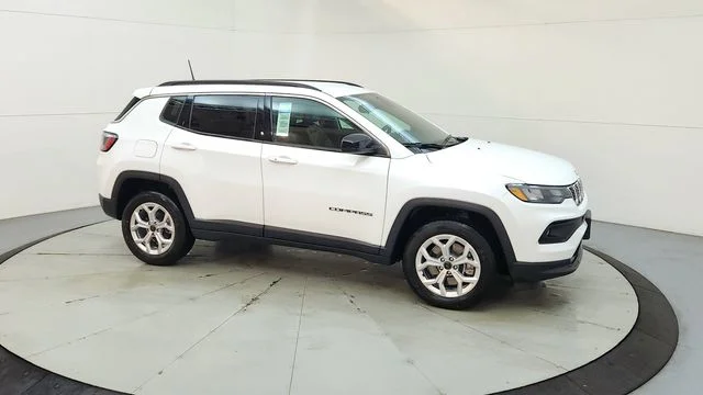 New 2026 Bright White Clear-Coat Exterior Paint Jeep Latitude image 13