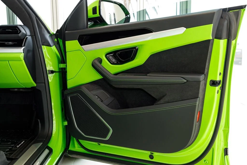 Used 2025 Green Lamborghini SE image 32