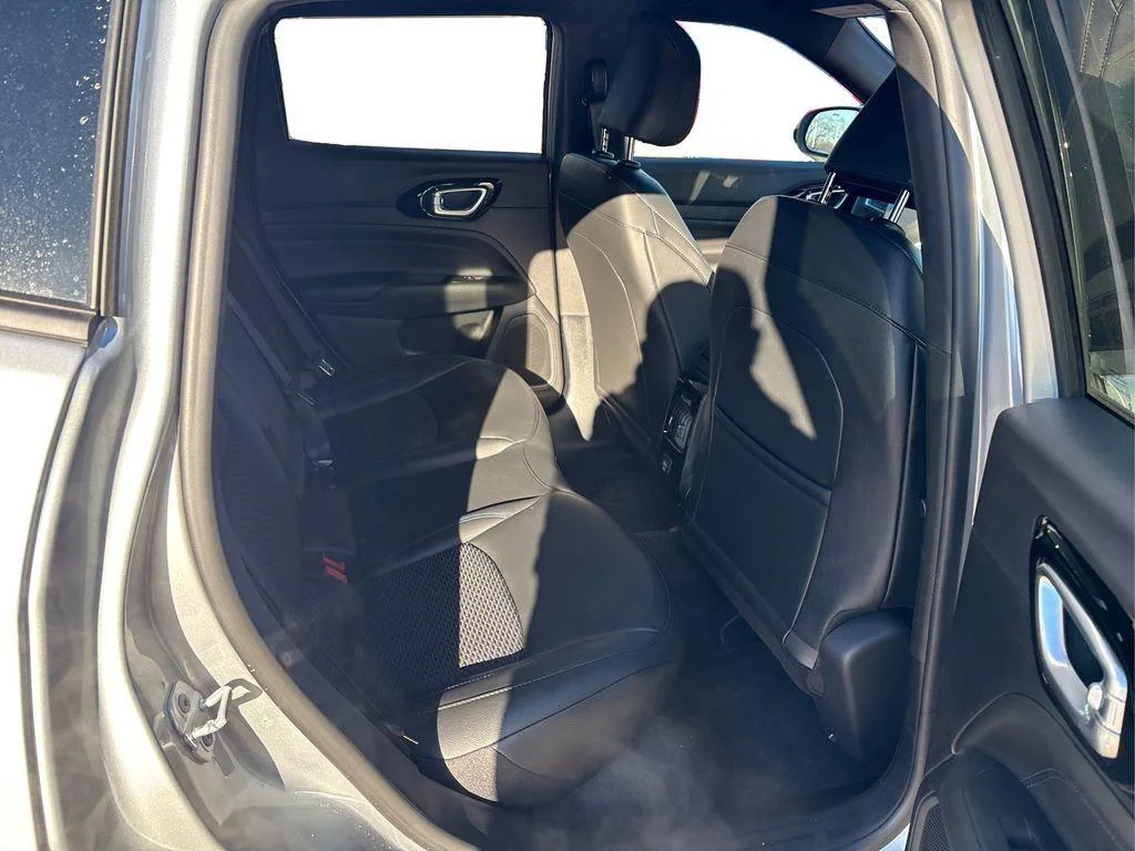 New 2026 Silver Zynith Metallic Clearcoat Jeep Latitude Altitude image 20