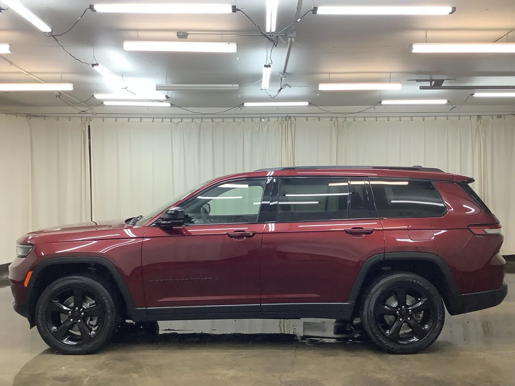 Certified Used 2023 Velvet Red Pearlcoat Jeep Altitude image 10