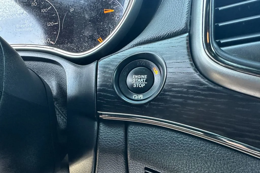 Used 2018 Silver Jeep High Altitude image 24