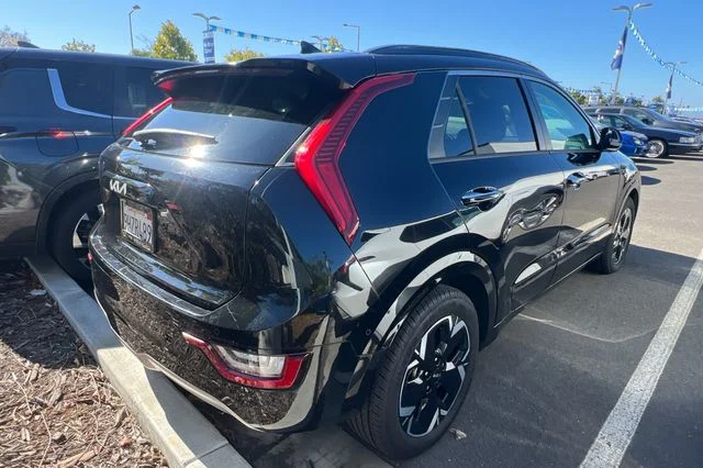 Used 2023 Black Kia Wave image 7