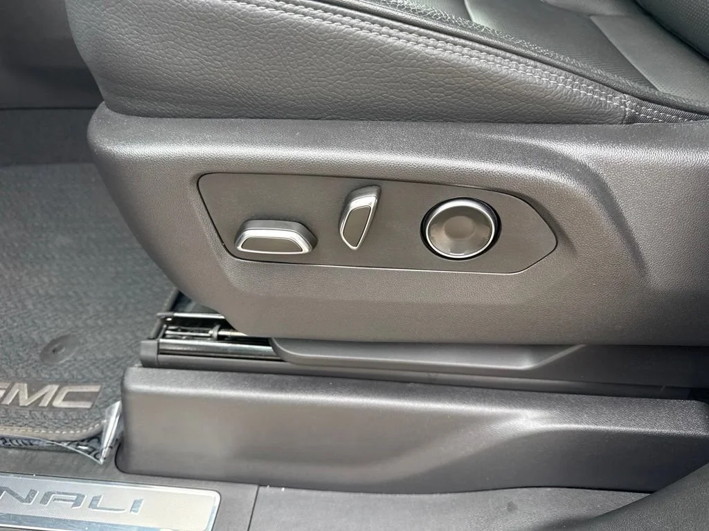 Used 2025 Sterling Metallic GMC Denali image 10