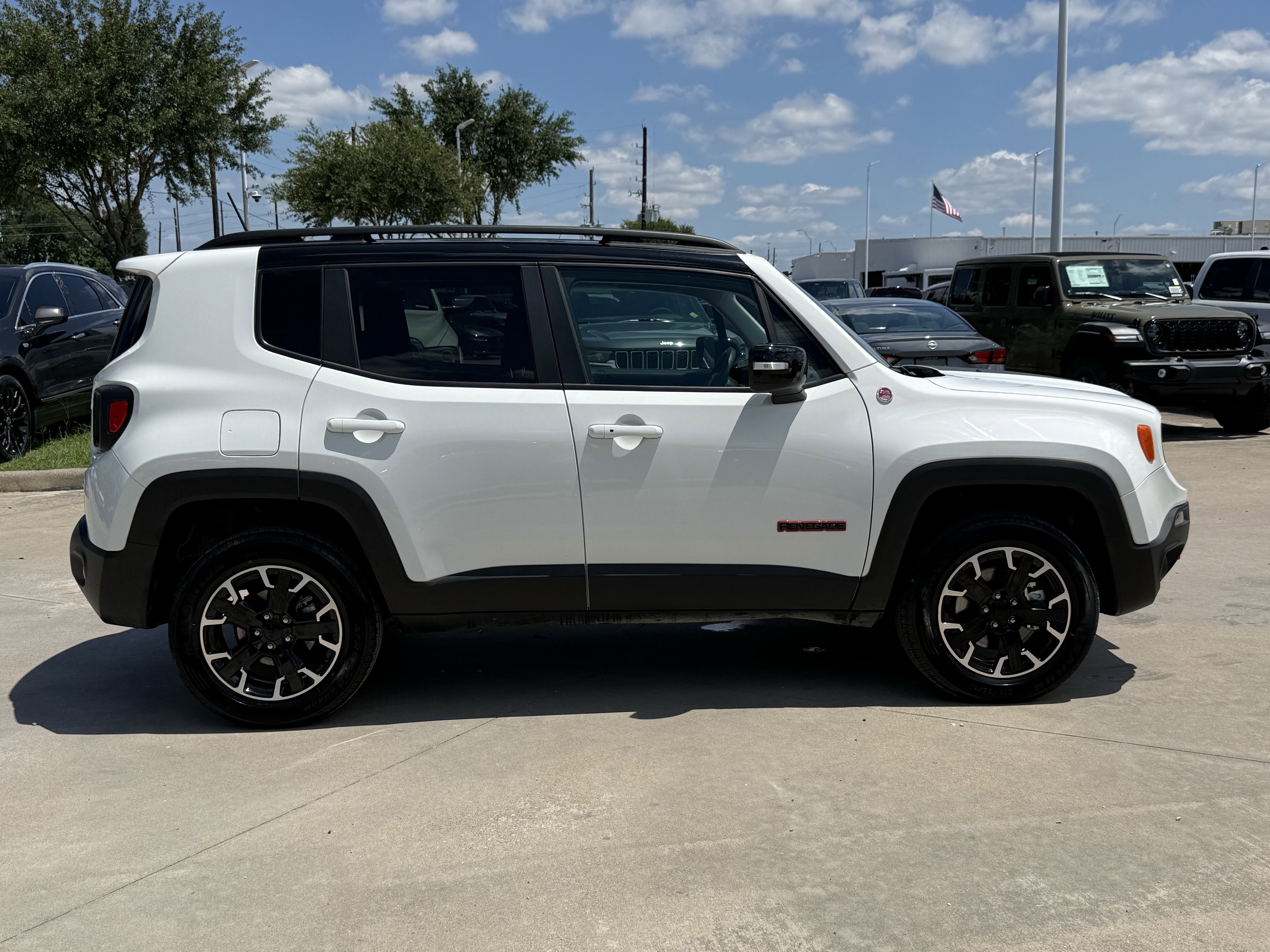 Used 2023 Alpine White Clearcoat Jeep Trailhawk image 3