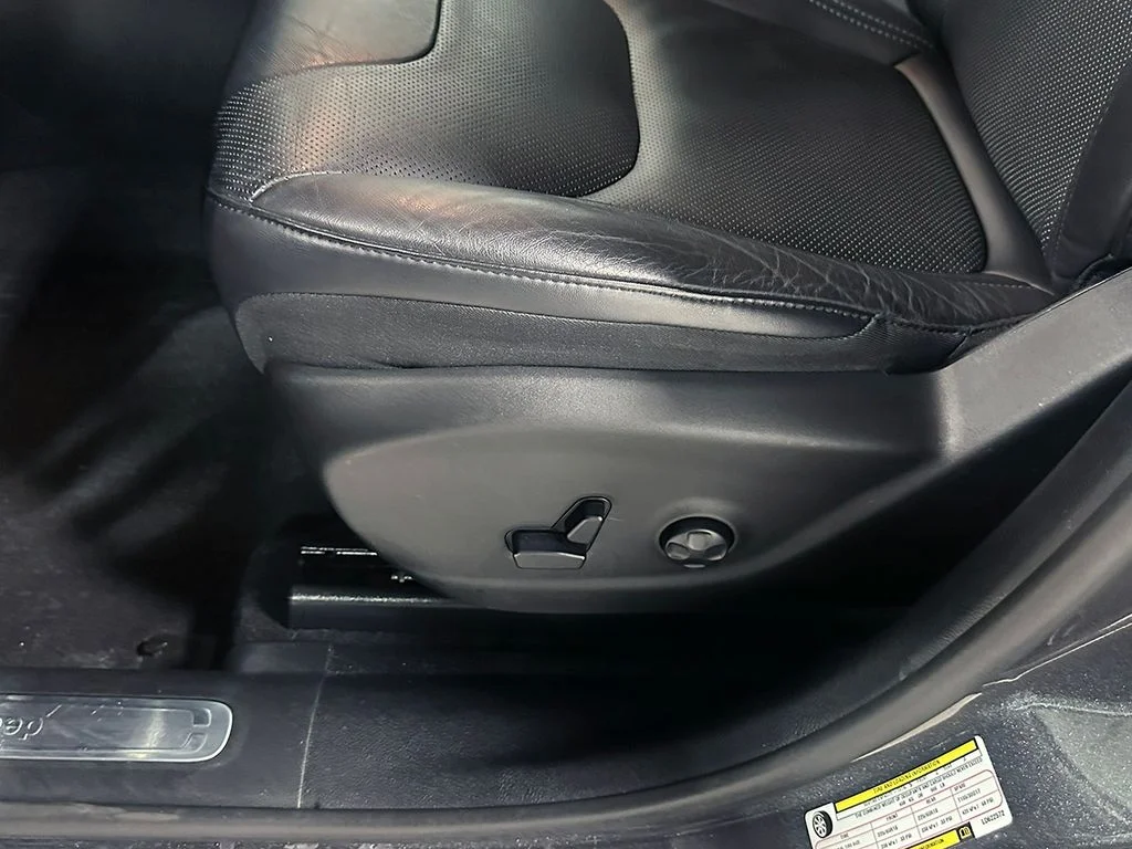 Used 2020 Gray Jeep Limited image 22