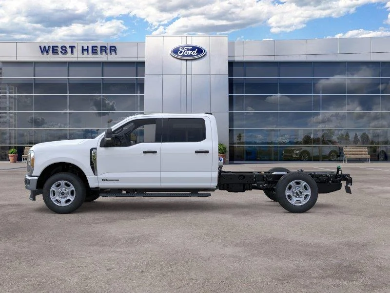 2026 Ford F-350 Super Duty Chassis Cab XLT - Photo 4
