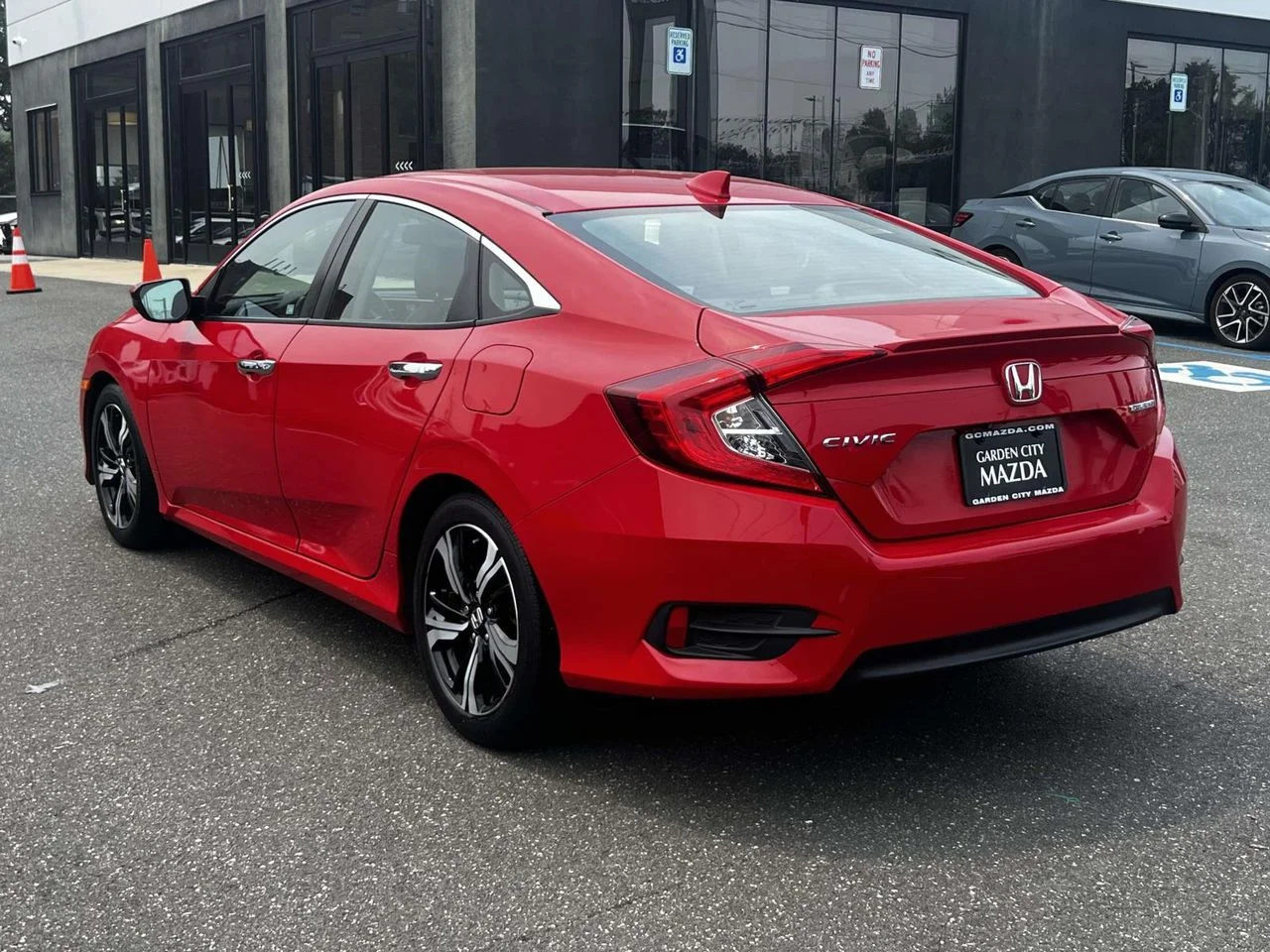 Used 2016 Red Honda Touring image 5