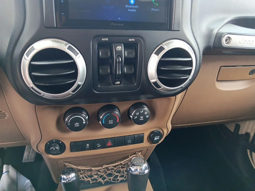 Used 2011 Sahara Tan Clearcoat Jeep Unlimited Rubicon image 32