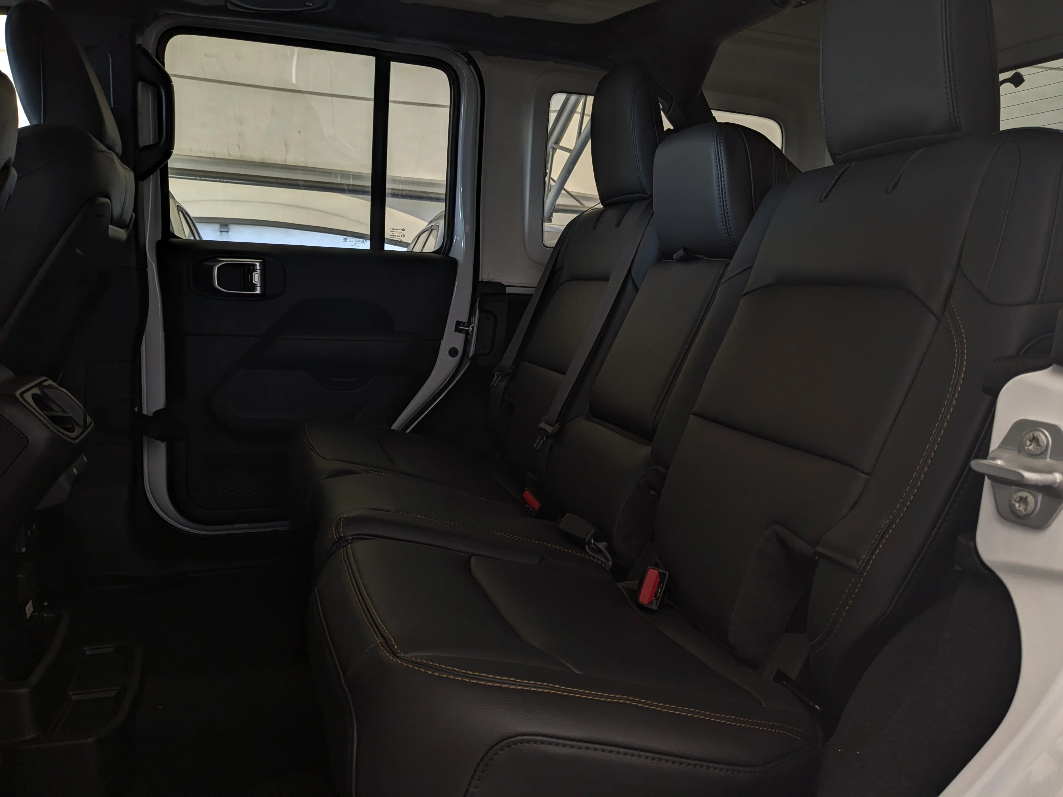 New 2026 White Jeep Sahara - - McKinley Leather Seats - Body?Colour Hardtop - Side Steps - 3.6L Pentastar V6 & More image 25