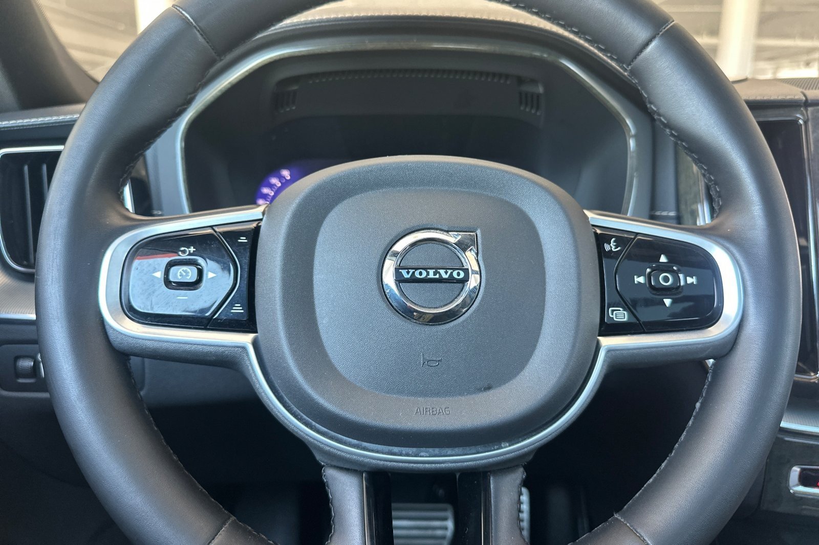 Used 2022 SILVER Volvo R-Design image 23