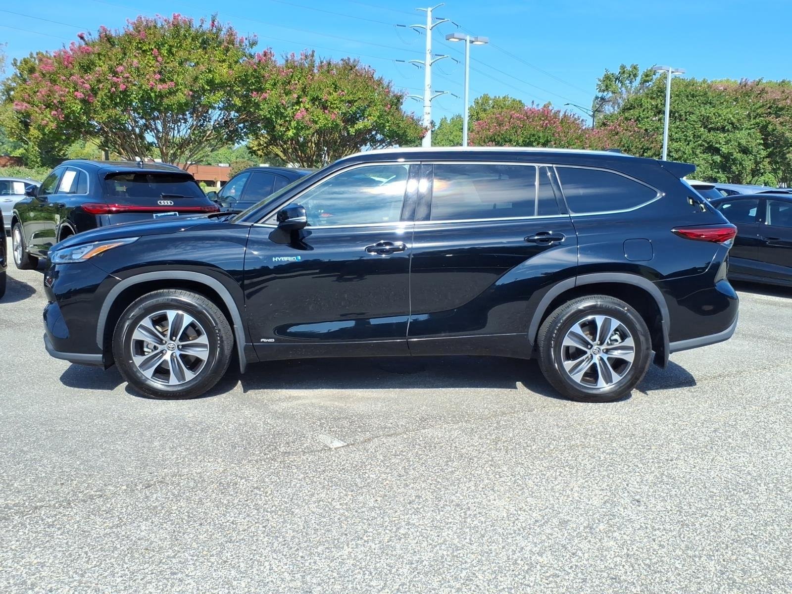 Used 2020 Midnight Black Metallic Toyota Hybrid XLE image 3