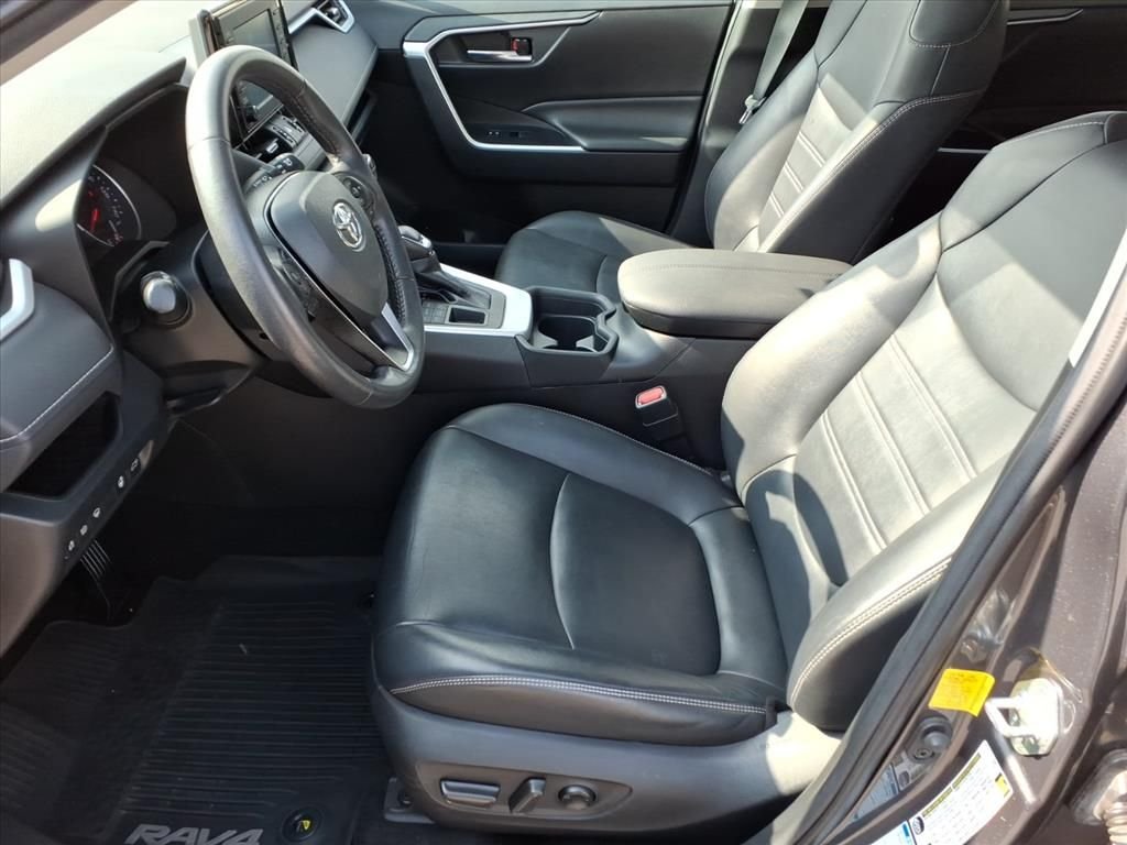 Used 2020 Gray Toyota XLE Premium image 11