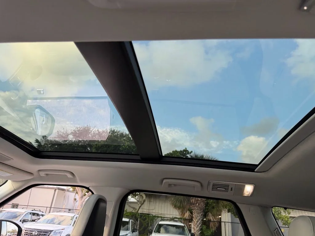 Used 2019  Land Rover SVR image 13