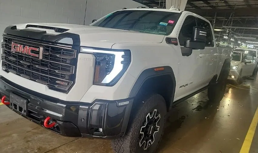 Used 2025 White GMC AT4X image 3