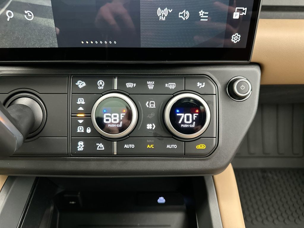 New 2026 Fuji White Land Rover X-Dynamic SE image 13
