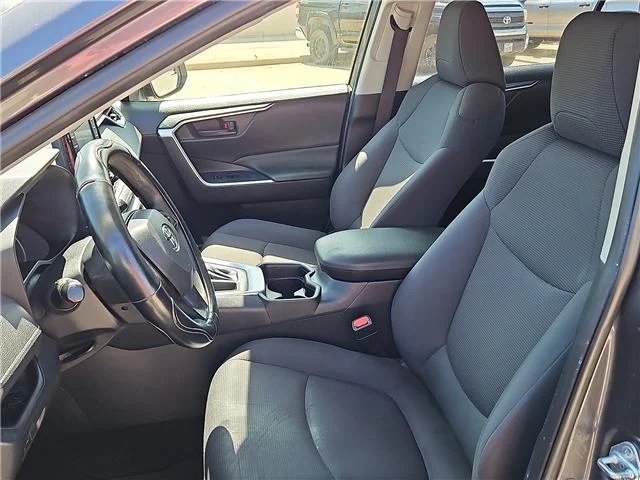 Used 2019 Silver Sky Metallic Toyota LE Front-wheel Drive image 12
