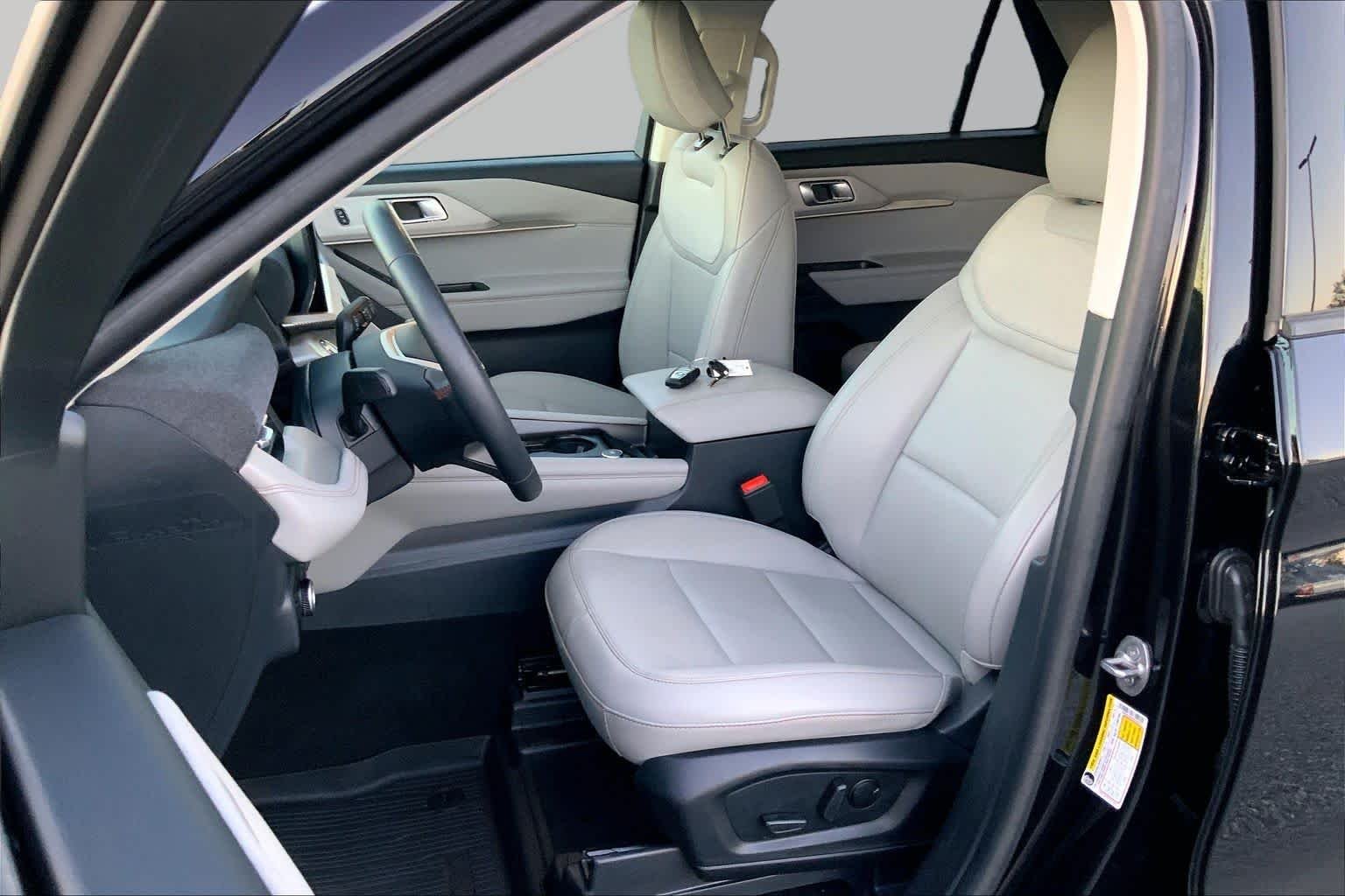 Used 2025 Agate Black Metallic Ford Active image 8