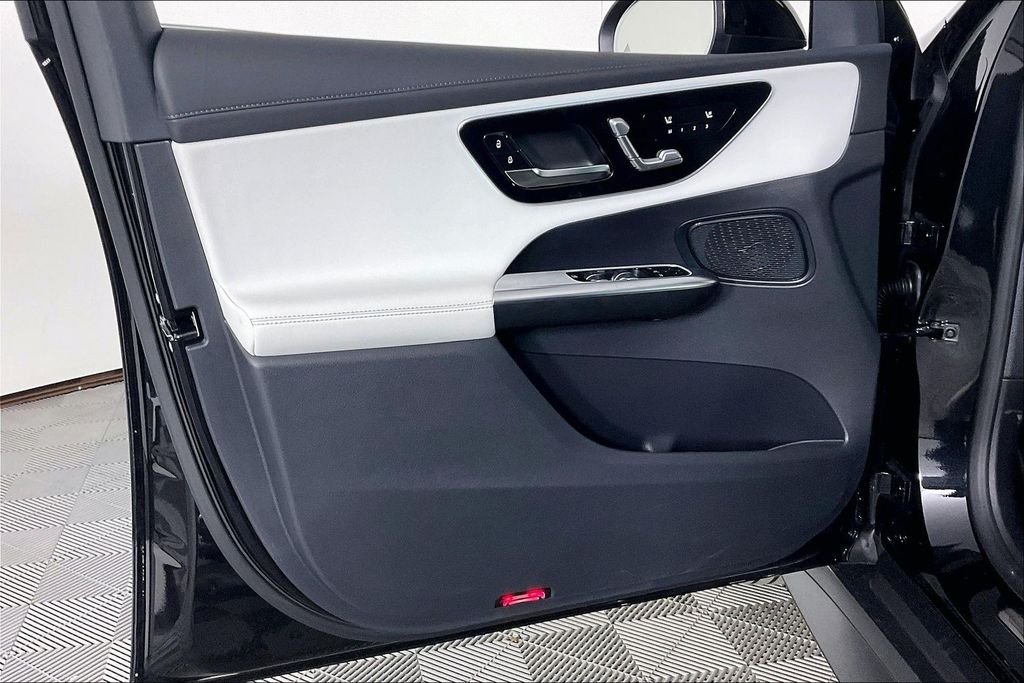 Used 2026 Black Mercedes-Benz GLC 300 image 15