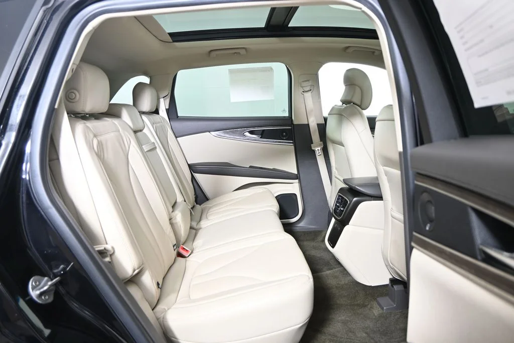 Used 2016 Black Lincoln Reserve image 15