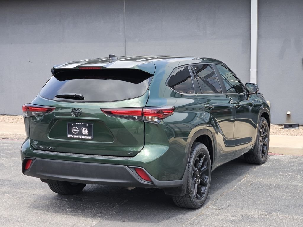 Used 2024  Toyota LE image 7