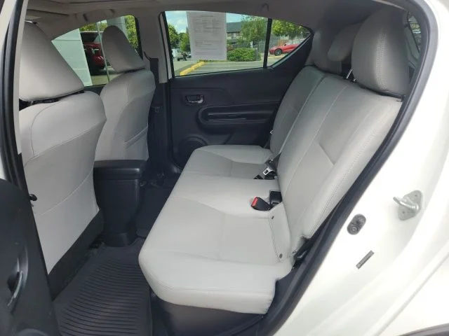 Used 2018  Toyota Four image 15