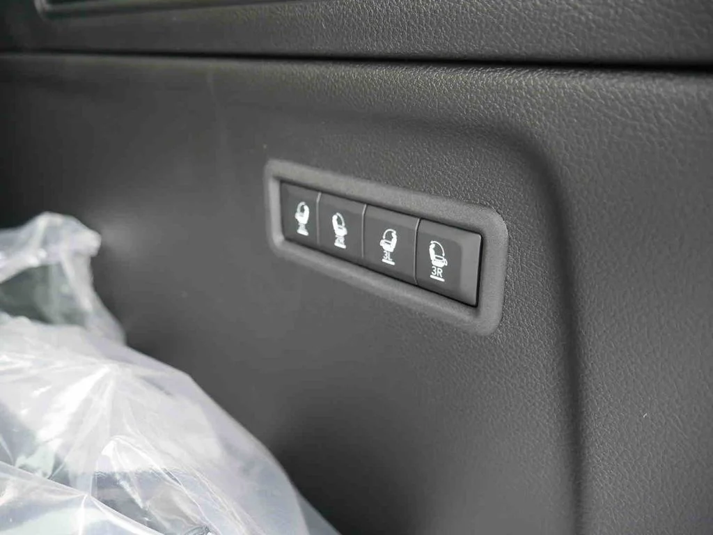 2025 Jeep Wagoneer L Series II - Photo 9