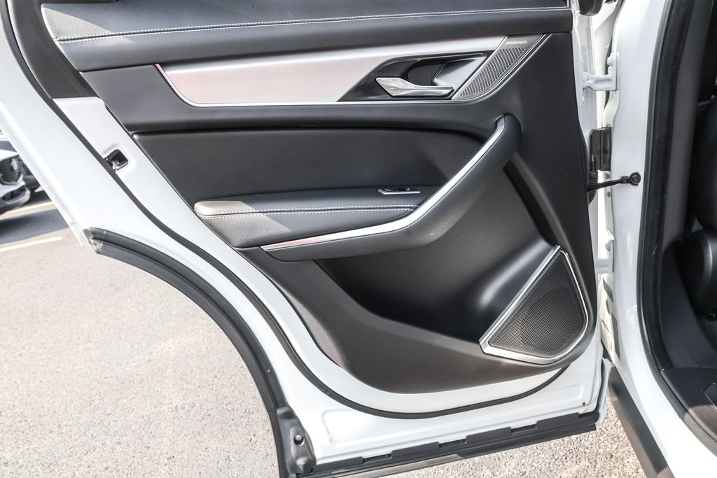 Used 2024  Jaguar P400 R-Dynamic S image 28