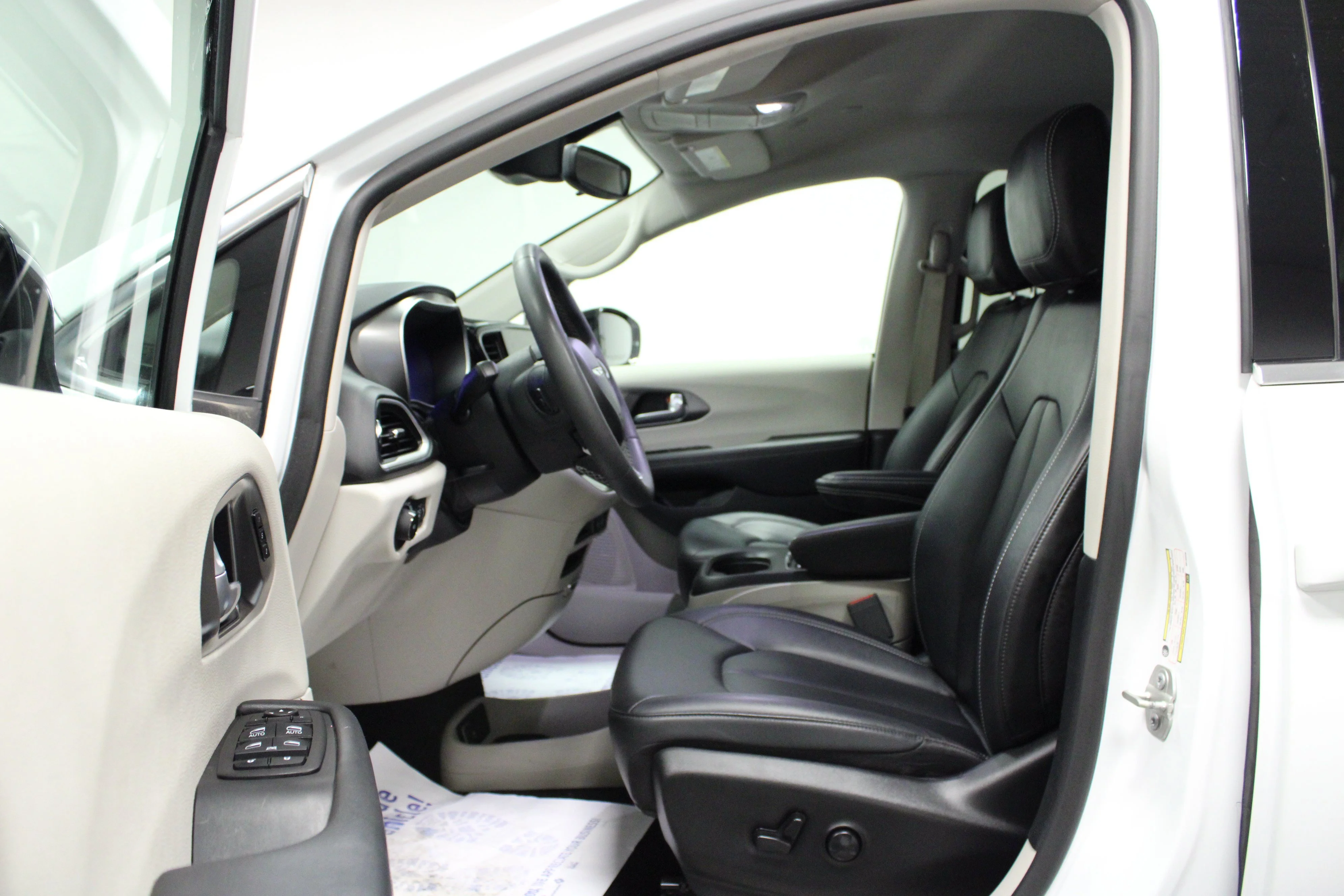 Used 2024 Bright White Clearcoat Chrysler Touring L image 12