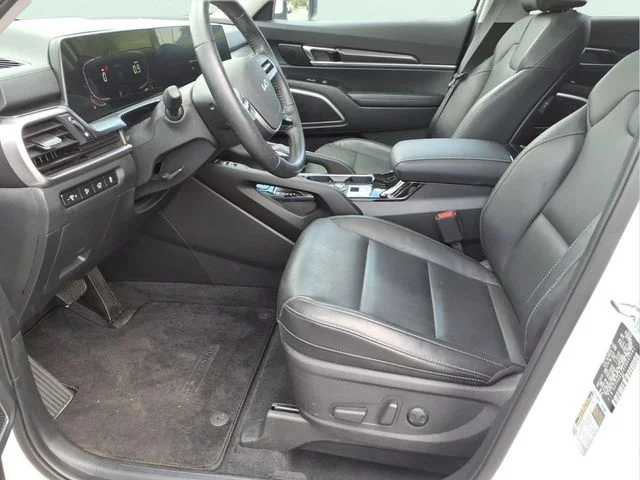 Used 2025 White Kia S image 20